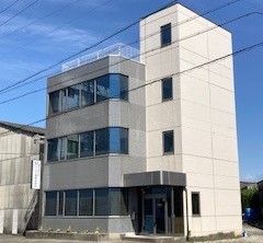 【業界未経験者歓迎／しっかり稼げる】高速道路や新幹線に排水管などを設置する仕事をお任せいたします！