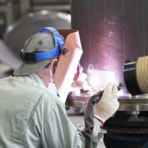 【未経験歓迎／経験者優遇】溶接技術を活かして工場・プラントの設備などをつくる仕事です!
