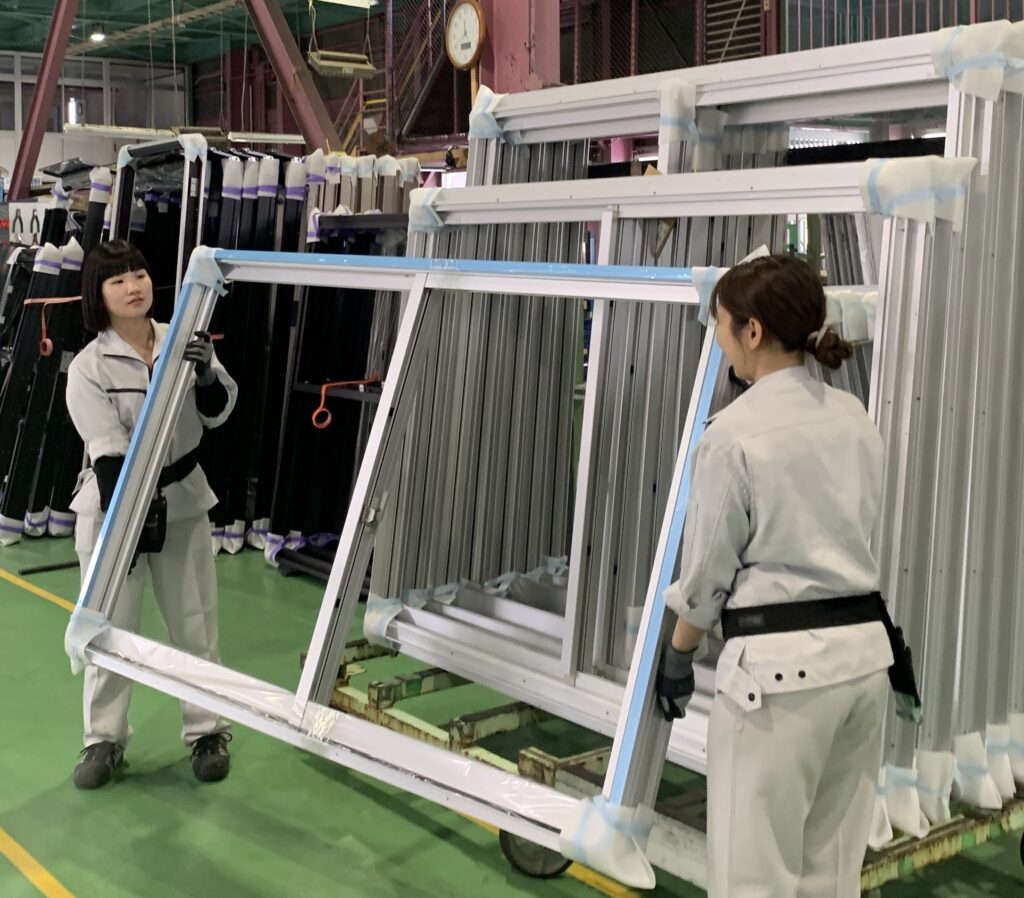 【初心者大歓迎】工場や製造業がはじめての方でも大丈夫◎ ビルや店舗の窓枠をつくるお仕事です