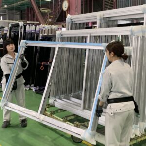 【初心者大歓迎】工場や製造業がはじめての方でも大丈夫◎　ビルや店舗の窓枠をつくるお仕事です