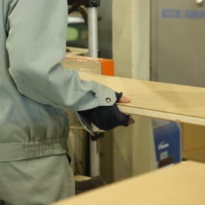 【未経験歓迎／福利厚生充実◎】未経験スタートで活躍する先輩がほとんど。建築内装材の製造スタッフの募集です！